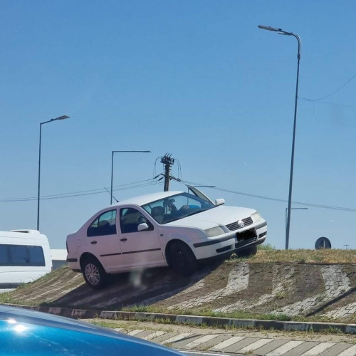 Accident rutier în sensul giratoriu de la Dedeman