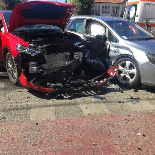 Un Opel trece pe roșu, un Audi se înroșește de ciudă