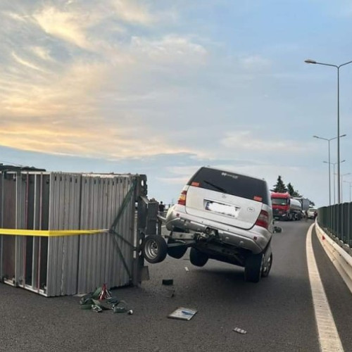 Accident pe autostrada A1: Un autoturism s-a răsturnat pe centura Aradului