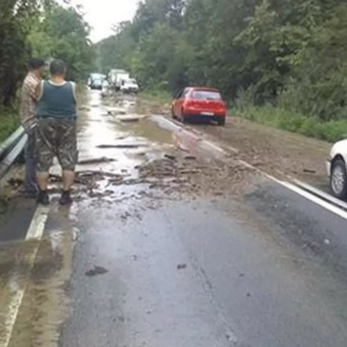 Trafic afectat pe DN7 la Lipova din cauza aluviunilor