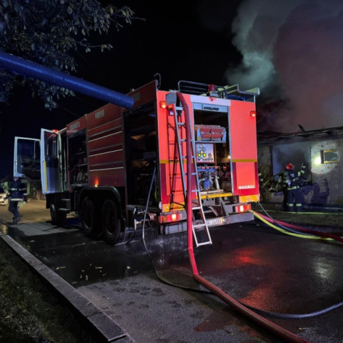 Incendiu devastator la o casă din Arad, un bărbat salvat de pompieri