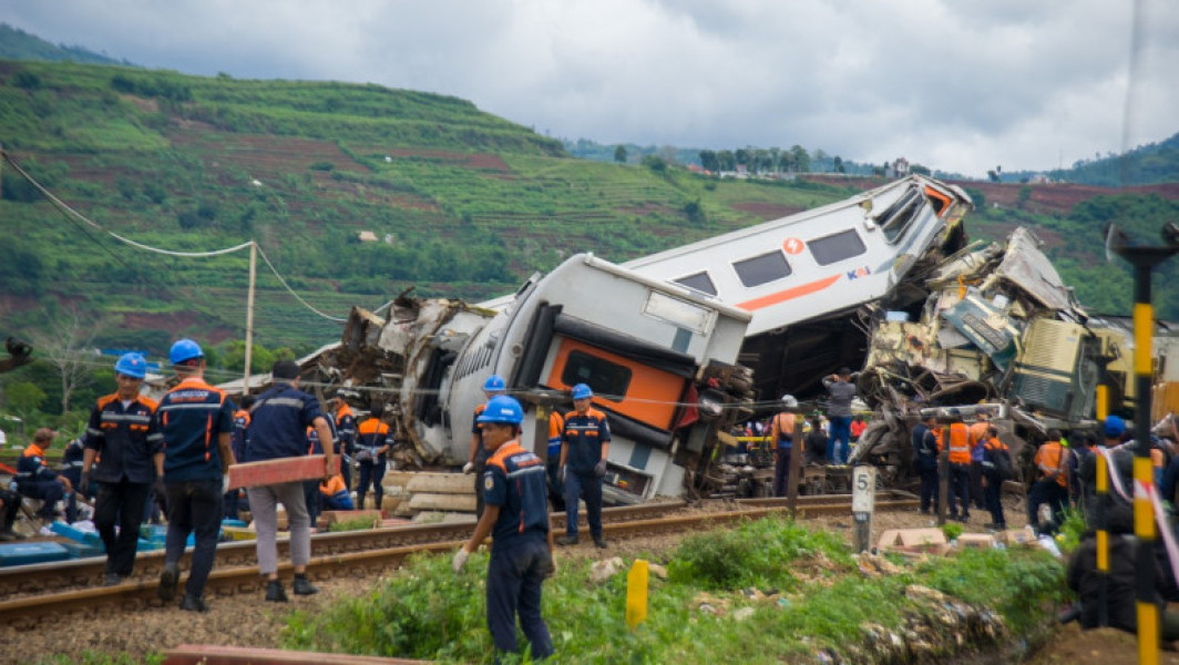 Două trenuri cu 480 pasageri s-au lovit în Indonezia