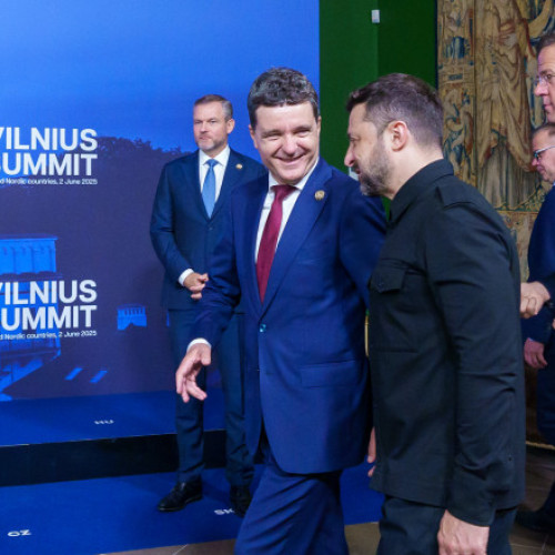 Romania va continua să sprijine Ucraina împotriva invaziei Rusiei, a declarat luni președintele Nicușor Dan, în timpul summitului B9 de la Vilnius. El a menționat că Ucraina este un vecin mai sigur decât o Rusie sau o țară controlată de Rusia, citează digi24.ro.