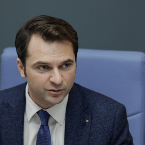 Ministrul Energiei, Sebastian Burduja, a declarat că autoritățile iau în considerare reducerea TVA la energie pentru a scădea facturile. Potrivit Digi24.ro, el a spus că decizia finală va aparține Guvernului și Ministerului de Finanțe. În timpul unei conferințe la Bruxelles, ministrul a menționat că, pe termen scurt, se pot face ajustări pentru a ajuta consumatorii. &quot;Orice român poate să vadă pe factura de energie și să fie conștient de componentele acesteia&quot;, a spus Burduja, adăugând că se încearcă reducerea costurilor din cât mai multe surse.
