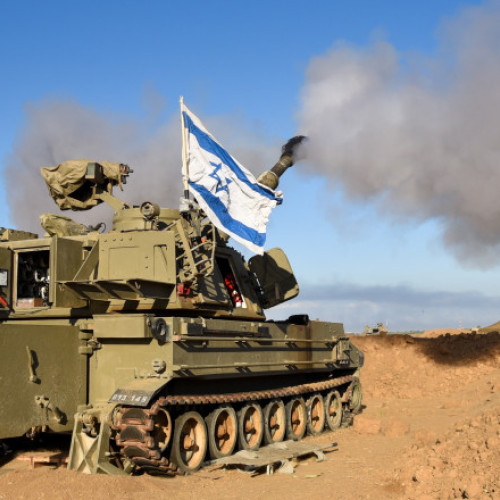 Israelul pregătește o operațiune militară împotriva Iranului, potrivit unor surse citate de CBS News, notează news.ro. În același timp, autoritățile din Statele Unite anticipează posibile represalii iraniene, inclusiv atacuri asupra obiectivelor americane din Irak. Pentru a se proteja, Departamentul de Stat al SUA a ordonat retragerea personalului neesențial din Irak, motivând această măsură prin &quot;tensiuni regionale ridicate&quot;. De asemenea, Pentagonul a permis membrilor de familie ai militarilor să părăsească voluntar Orientul Mijlociu, informează CBS News, citând un oficial din domeniul apărării.