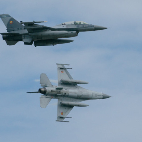 Două avioane F-16 ale Forțelor Aeriene Române, aflate în serviciul de luptă, au decolat din Baza 86 Aeriană Borcea pentru a realiza misiuni de supraveghere și protecție a spațiului aerian al României. Decizia a fost luată în contextul în care, în noaptea de miercuri spre joi, Rusia a atacat zone civile și infrastructură portuară din Ucraina cu drone în zona localității Valcov, aproape de granița cu România, notează Ministerul Apărării Naționale (MApN).