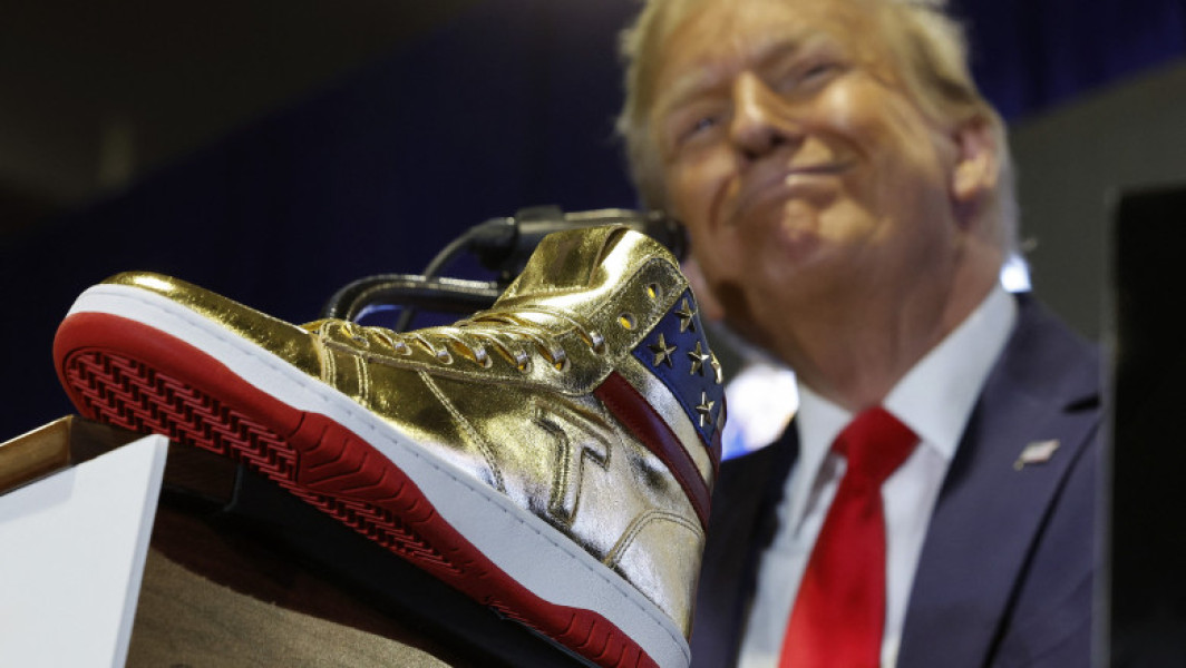 Donald Trump a lansat Republica Pașilor Aurii în mijlocul urletelor mulțimii, alături de prețuri exorbitante pentru pantofi și parfum de colecție