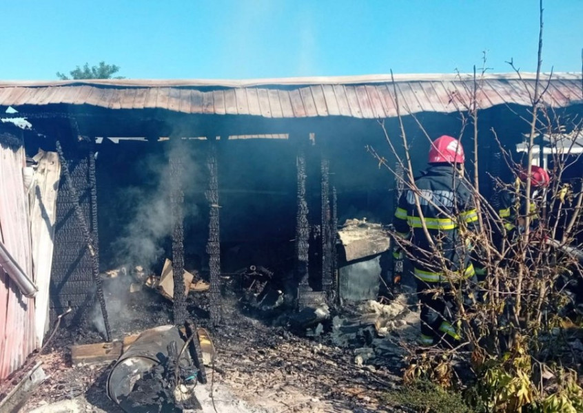 Incendiu la o anexă gospodărească din Curtici, intervenție a pompierilor