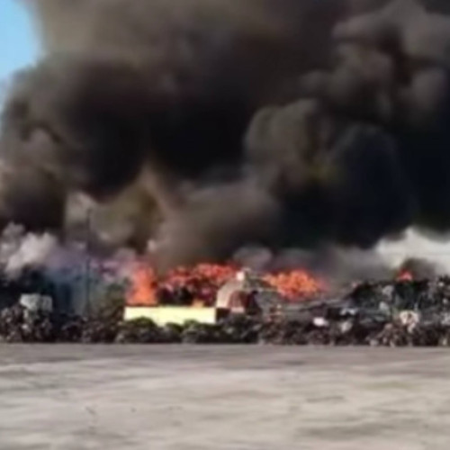 Incendiu de proporții la un depozit de deșeuri din Ariceștii Rahtivani, pompierii continuă intervenția