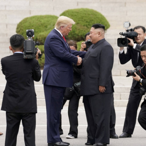 Donald Trump dorește o întâlnire cu Kim Jong Un în timpul vizitei în Asia