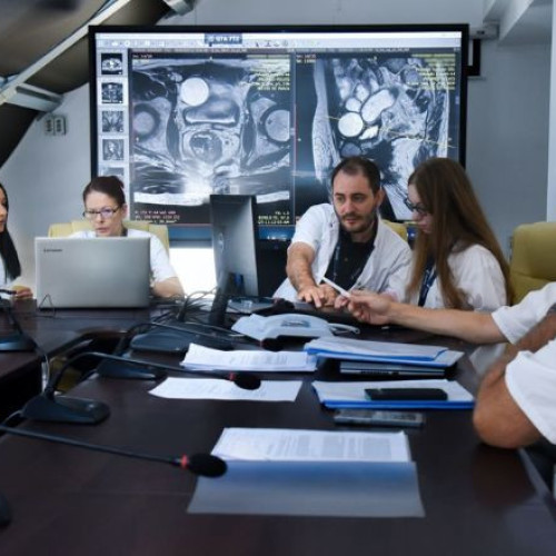 Un bărbat a fost diagnosticat cu cancer colorectal după analize de rutină și a fost operat robotic