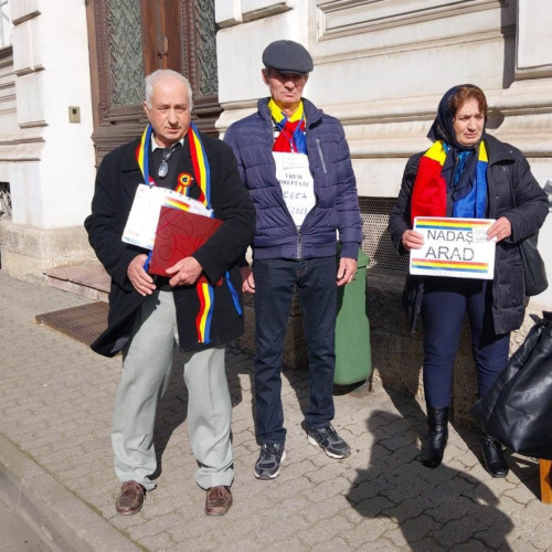 Protest față de amânarea plăților pentru urmașii refugiaților din perioada 1940-1945. Parastas ridicat în Arad.