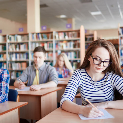 Simulare Examene Nationale, se organizează în aceasta săptămână
Mii de elevi din clasele a XII-a și a XIII-a susțin simularea examenelor naționale în această săptămână în România