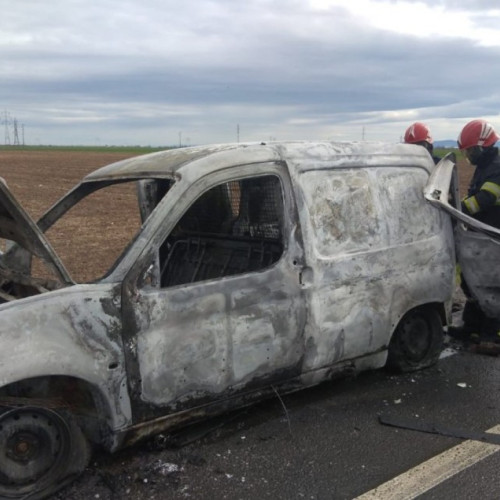 Autoturism distrus de incendiul pe centura orașului