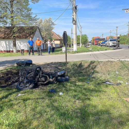 Accident rutier urmat de incendiu între o motocicletă și un autoturism în localitatea Mândruloc