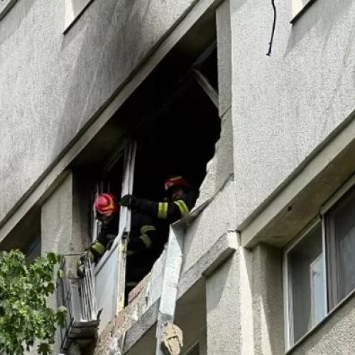 Explozia unei TROTINETE electrice într-un bloc din Iași, zeci de oameni s-au evacuat înainte de intervenția pompierilor