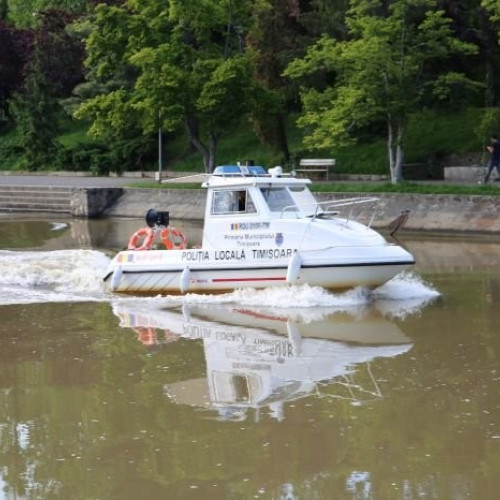 O femeie din Arad a fost găsită drogată de polițiști pe o barcă a Poliției Locale Timișoara. Cazul este investigat de autorități.