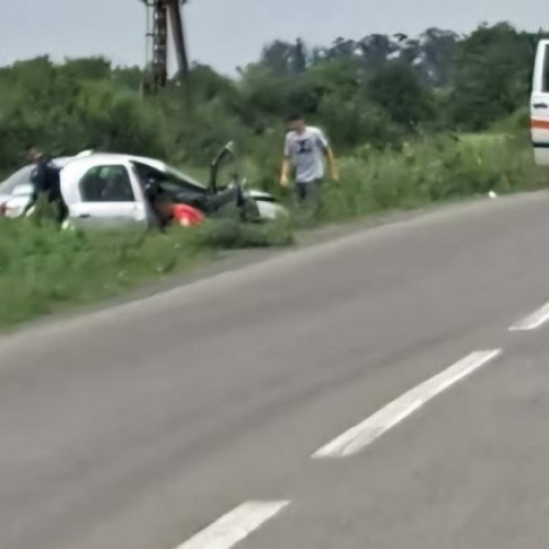 Accident cu două victime la Ineu - O mașină iese de pe drum și cauzează rănirea a două persoane în vârstă.