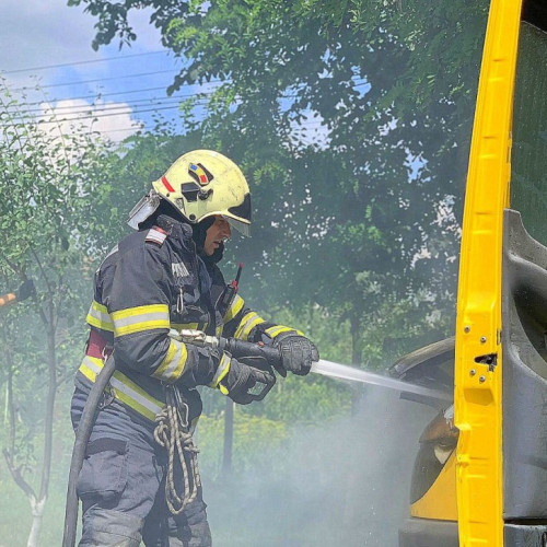 Incendiu izbucnit la un autovehicul ce se afla parcat pe strada Armoniei din municipiul Arad