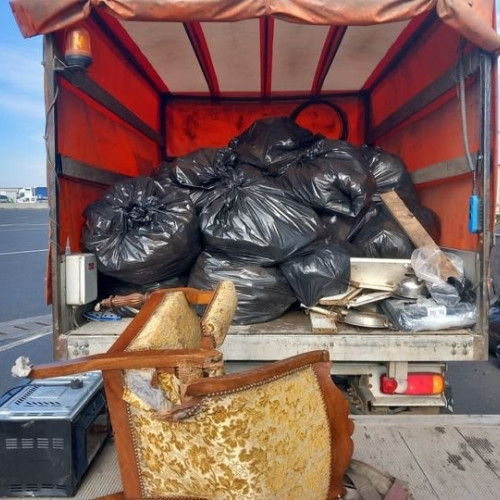 Canapea abandonată găsită în parcare pe autostrada Nădlac 2