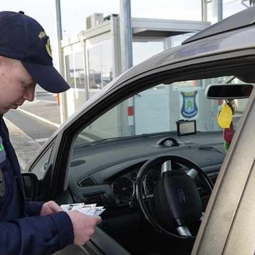 Trei cetățeni etiopieni, descoperiți ascunși într-un autoturism la granița cu Ungaria