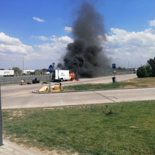 Incendiu la un microbuz în parcarea autostrăzii din zona Pecica